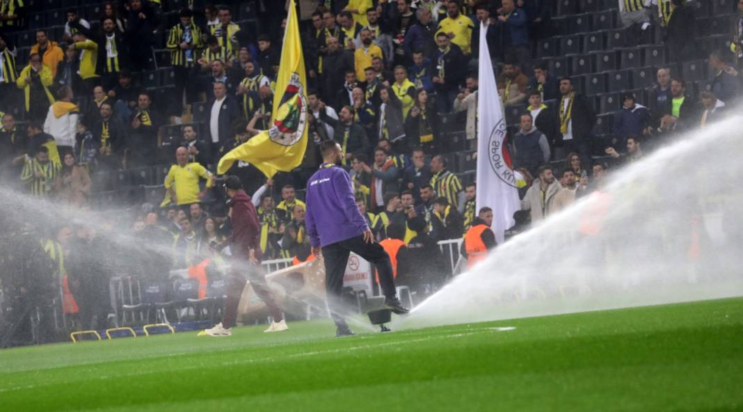 Galatasaraylı futbolcular Kadıköy'de sahaya çıkar çıkmaz büyük şok yaşadı. Her şey bir anda oldu 8